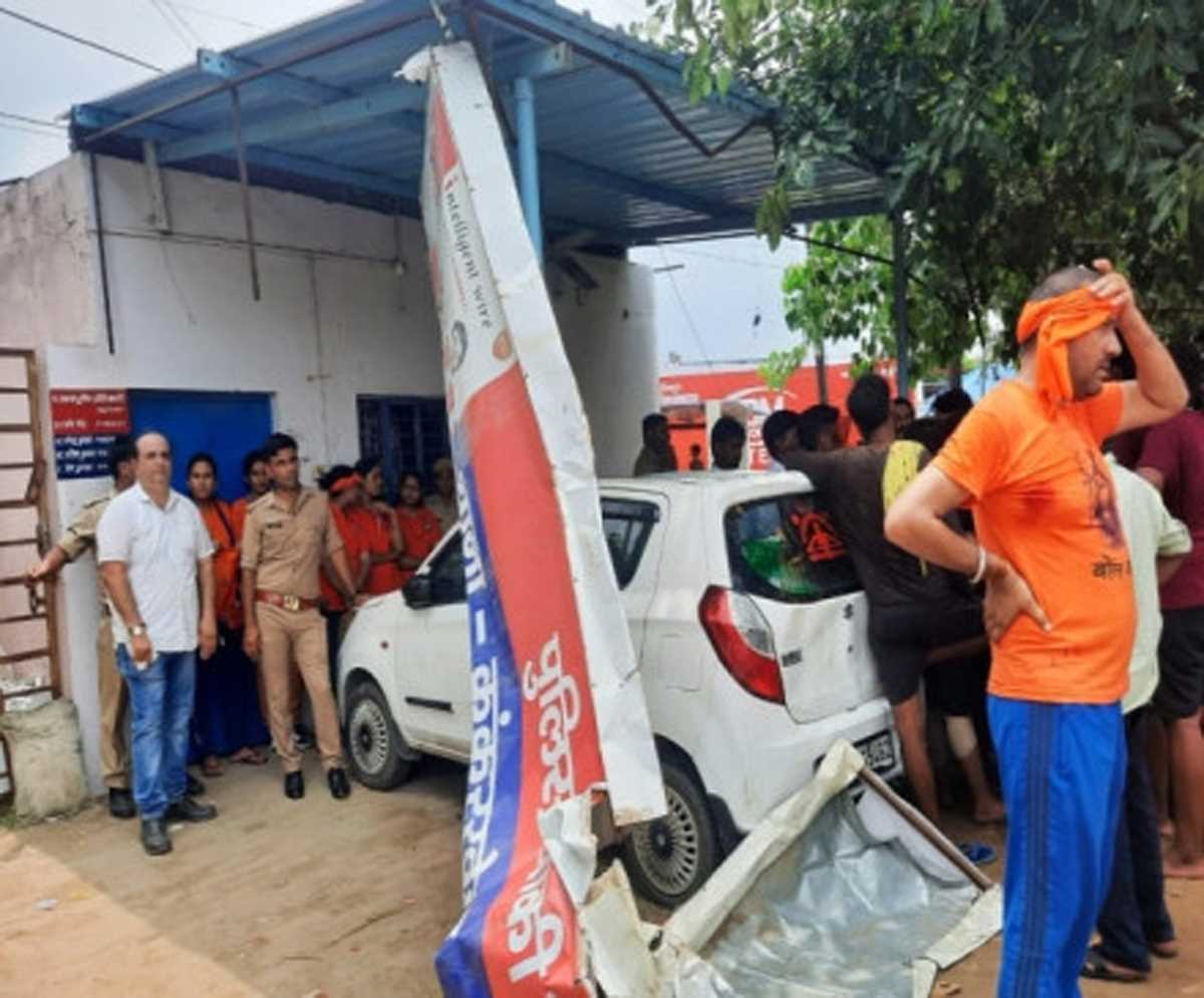 यूपी के मेरठ में समुदाय विशेष के लोगों ने कांवड़ पर थूका, कांवड़िए आक्रोशित, पुलिस चौकी में तोड़फोड़